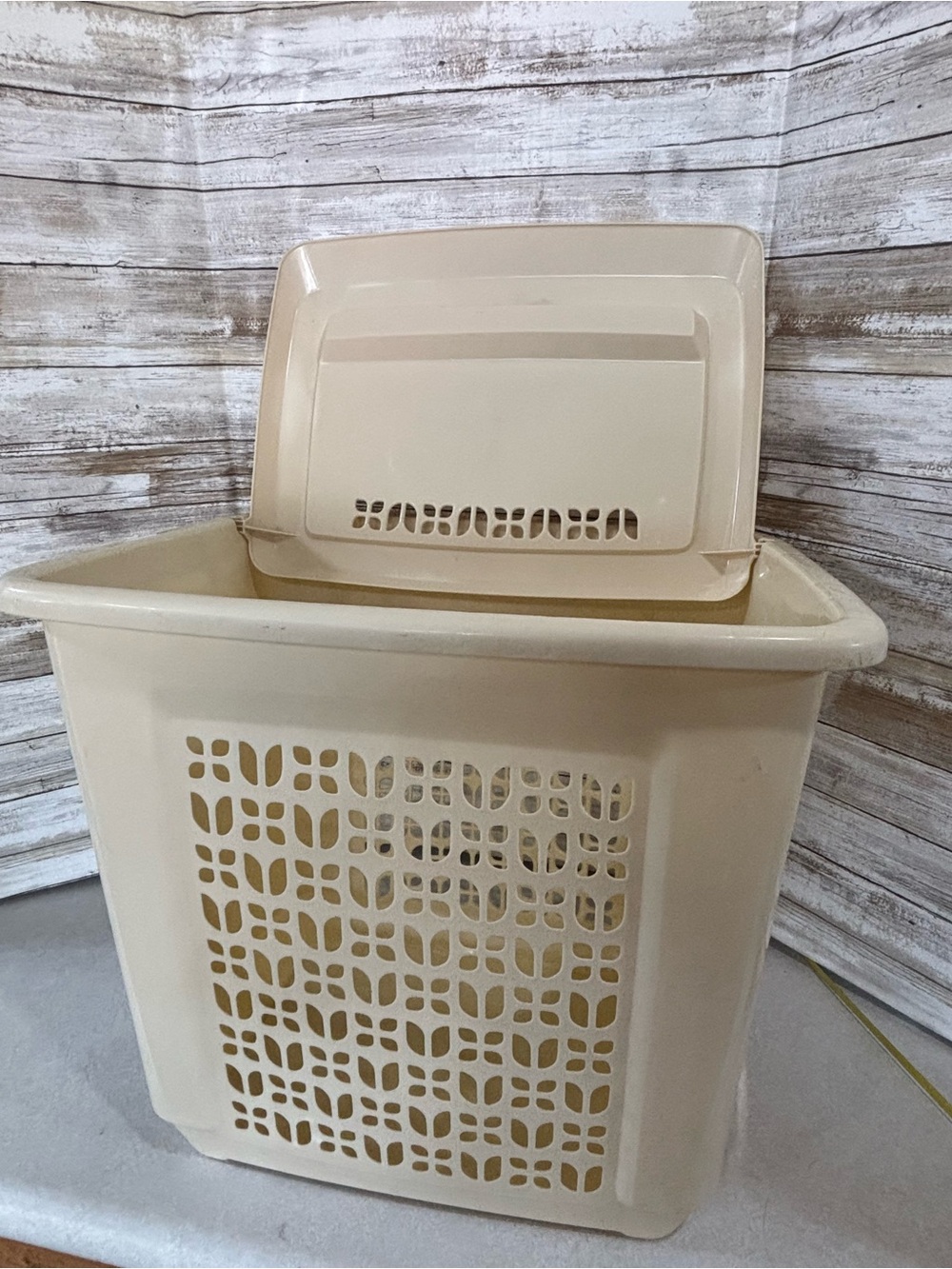 Vintage Rubbermaid cream-coloured laundry hamper: pierced Tulip design